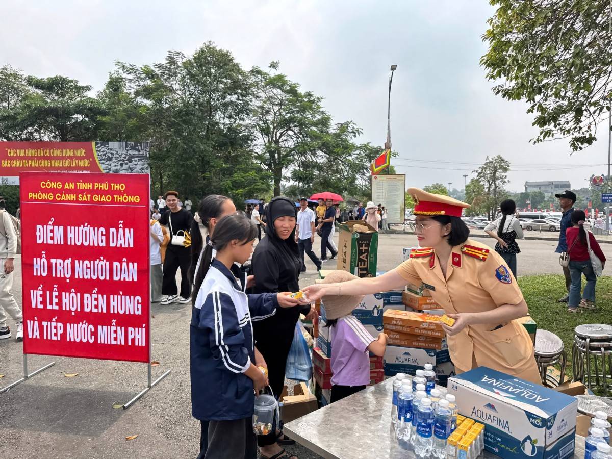 CSGT Phú Thọ phát hàng trăm thùng nước, sữa miễn phí dịp cao điểm Đền Hùng