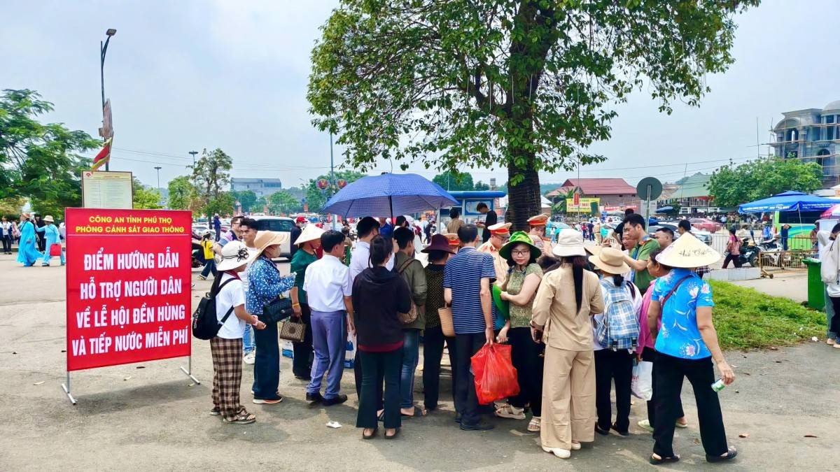 CSGT Phú Thọ phát hàng trăm thùng nước, sữa miễn phí dịp cao điểm Đền Hùng