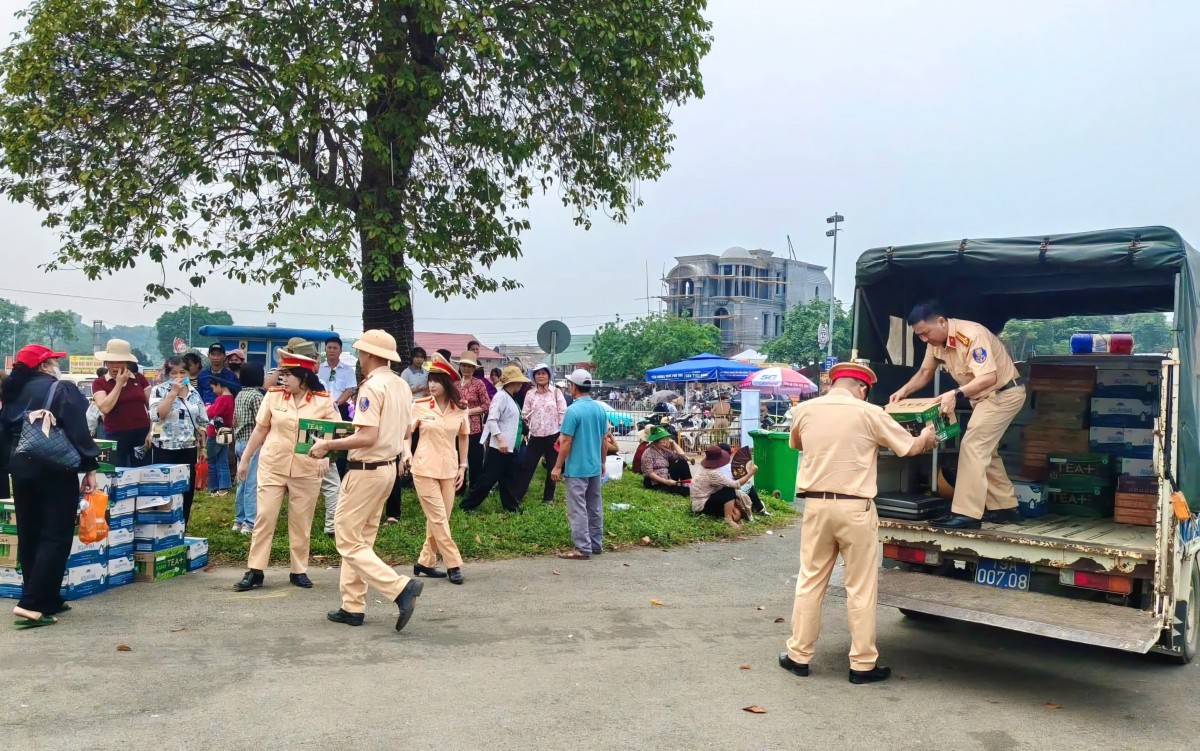 CSGT Phú Thọ phát hàng trăm thùng nước, sữa miễn phí dịp cao điểm Đền Hùng