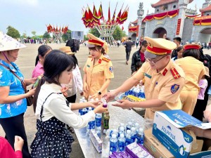 CSGT Phú Thọ phát hàng trăm thùng nước, sữa miễn phí dịp cao điểm Đền Hùng