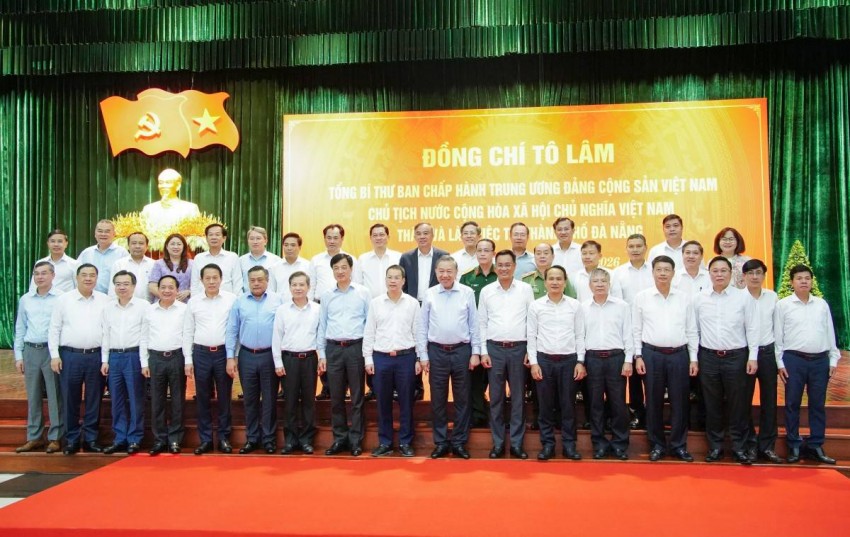 ổng Bí thư, Chủ tịch nước Tô Lâm chụp ảnh cùng Ban Thường vụ Thành uỷ Đà Nẵng.