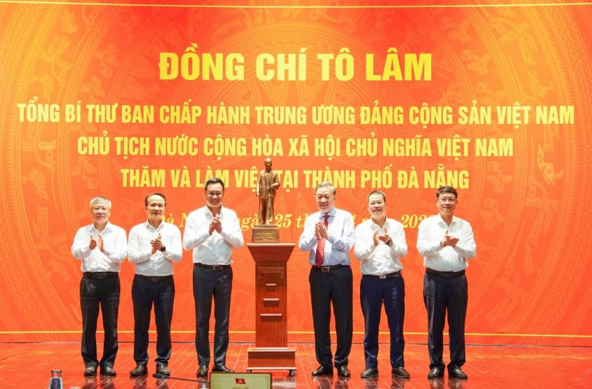 Tổng Bí thư, Chủ tịch nước Tô Lâm tặng tượng Chủ tịch Hồ Chí Minh cho lãnh đạo thành phố