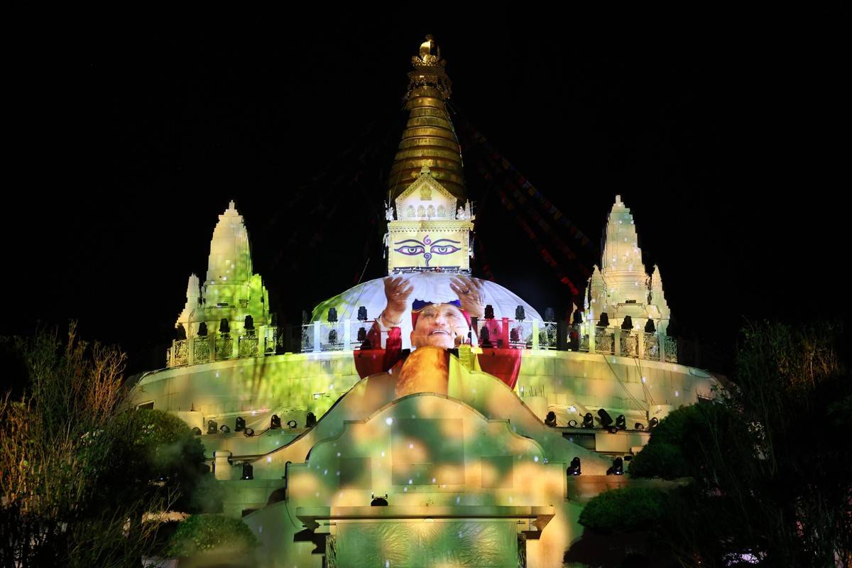 Khoảnh khắc Đức Gyalwang Drukpa thả bồ câu truyền thông điệp hòa bình thế giới trong lễ Khai đàn Pháp hội được tái hiện