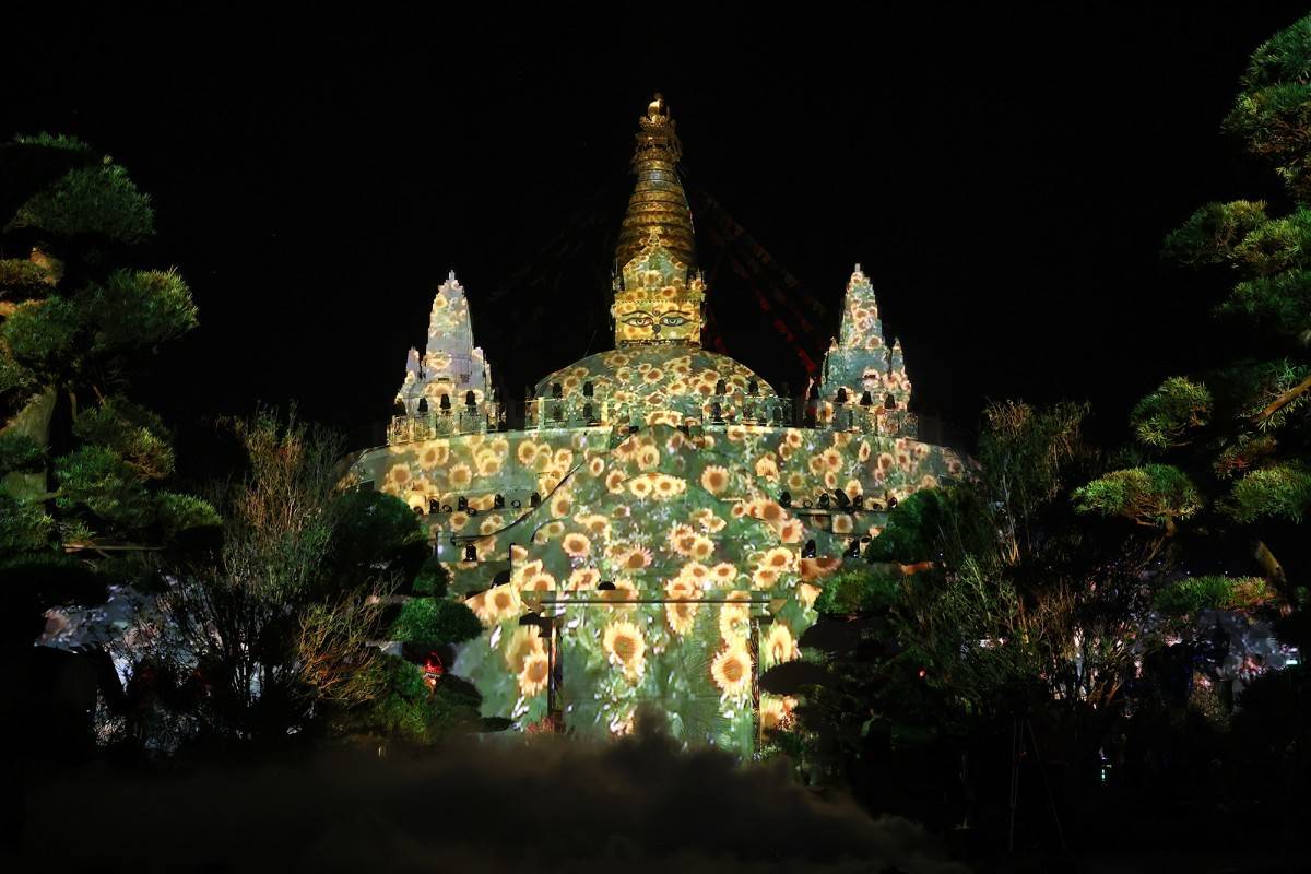 7.1 Ngôi Đại Bảo tháp với hoa hướng dương