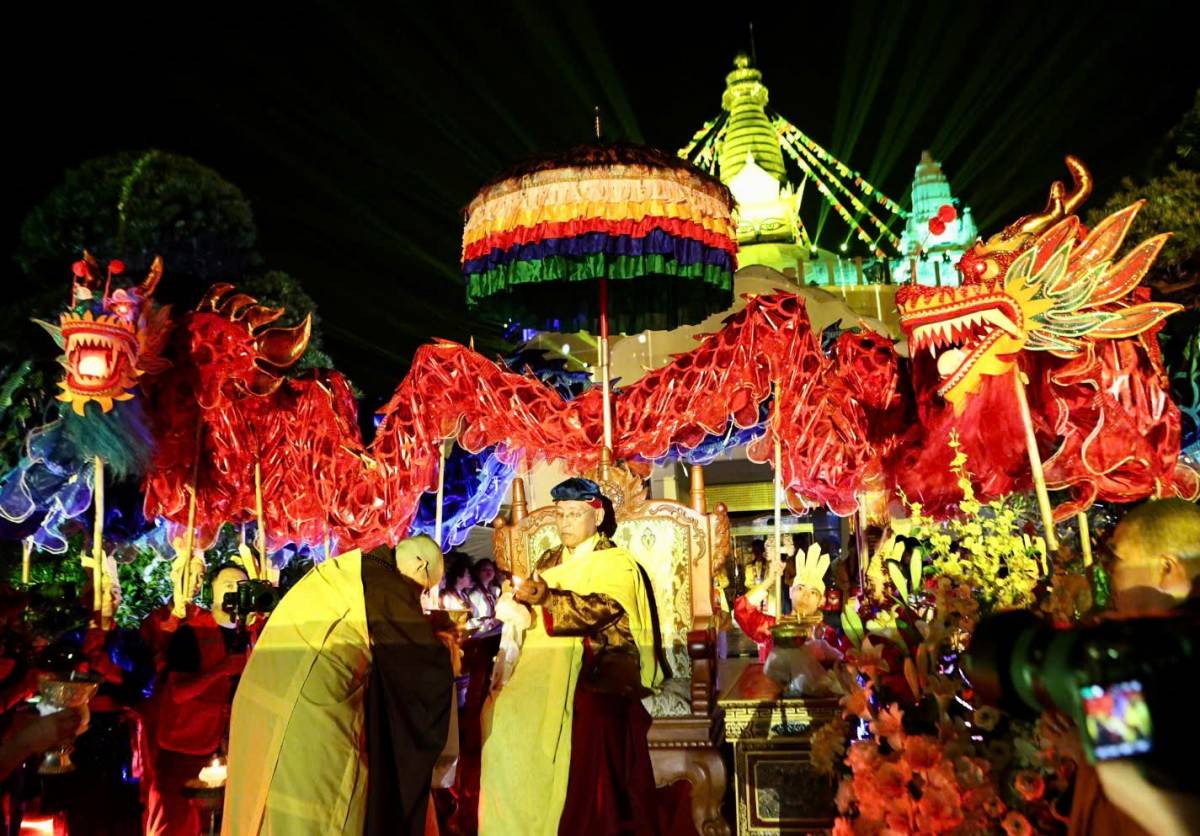  Pháp Vương trong nghi lễ truyền đăng - ánh sáng trí tuệ lan tỏa