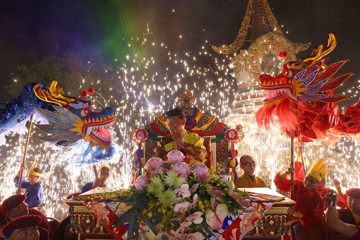  Pháo hoa khép lại đêm lễ hội ánh sáng 3D mapping Cầu nguyện hòa bình thế giới