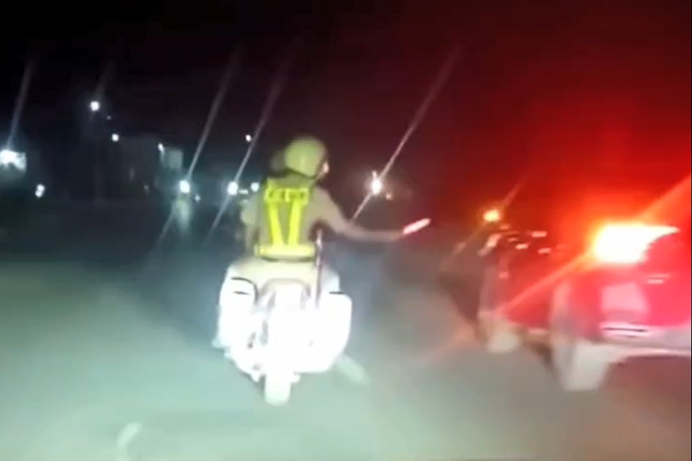 Cảnh sát giao thông Đắk Lắk hỗ trợ dẫn đường, kịp thời cấp cứu người dân