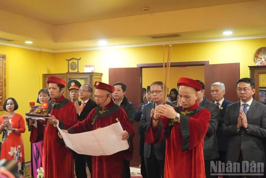 Dù ở bất cứ nơi đâu, tinh thần hướng về nguồn cội và lòng tự hào dân tộc luôn là sợi dây gắn kết người dân Việt Nam! (Ảnh: https://nhandan.vn).