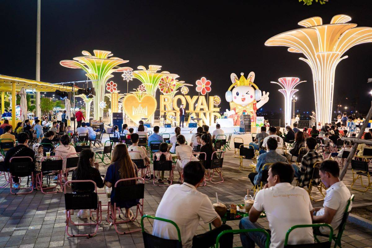 Cộng đồng cư dân đông đảo tạo nên nhịp sống sôi động cho thành phố Đảo Hoàng Gia