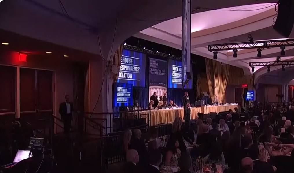 Đoạn video cận cảnh từ khán đài cho thấy khi tiếng súng đầu tiên vang lên, cả ông Trump và Phó Tổng thống JD Vance đều đang ngồi trên sân khấu chính.