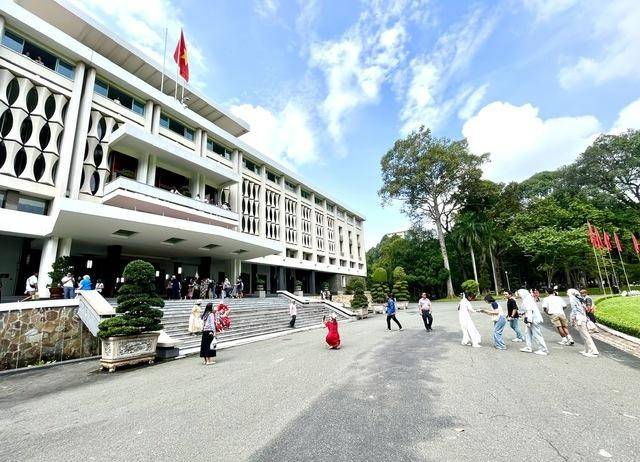 Dinh Độc Lập – biểu tượng lịch sử thiêng liêng của ngày 30/4 – tiếp tục là điểm đến thu hút đông đảo người dân và du khách trong hành trình tìm về ký ức thống nhất non sông.