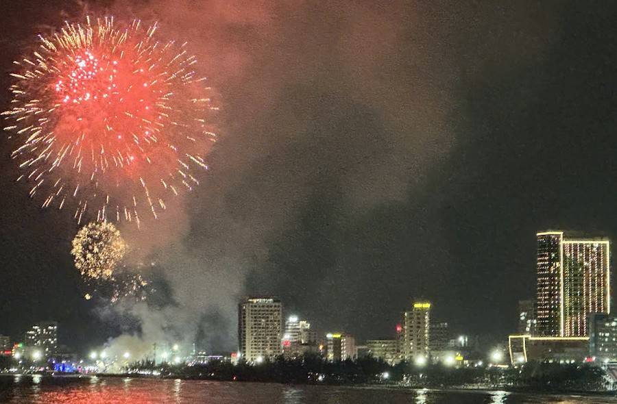 Nhân dân và du khách mãn nhãn với màn bắn  pháo hoa nghệ thuật tại đêm khai mạcFestival Du lịch Cửa Lò năm 2026 