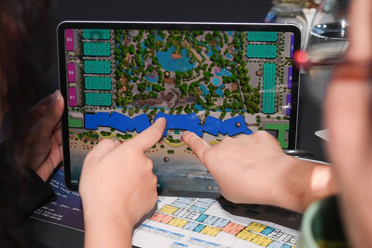 Khách hàng tìm hiểu các sản phẩm căn hộ thuộc Beacon Tower. Ảnh: Ánh Dương