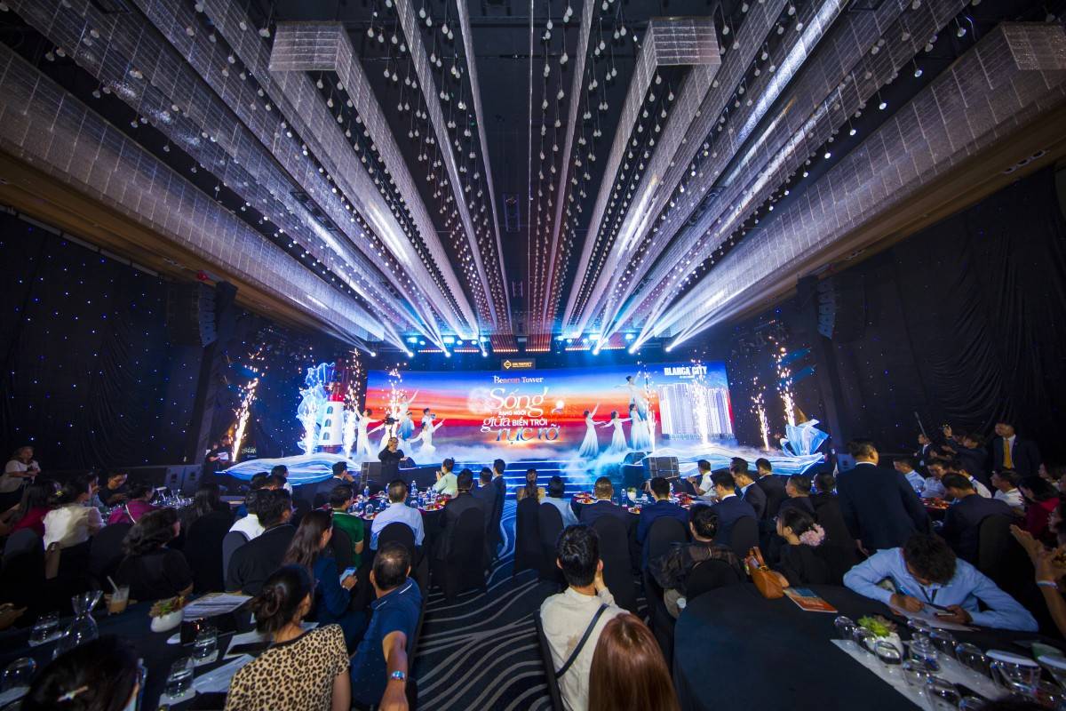 Phần mở màn hoành tráng khai mở “hải trình” khám phá Beacon Tower. Ảnh: Ánh Dương