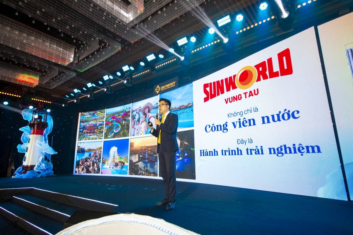 Đại diện Sun Property chia sẻ các thông tin về điểm đến Vũng Tàu và Beacon Tower. Ảnh: Ánh Dương