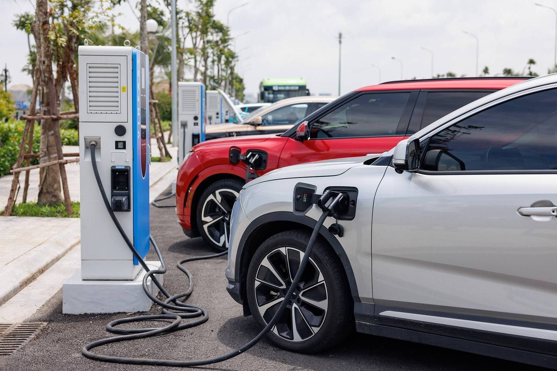 Vì sao Việt Nam kéo dài ưu đãi thuế xe điện đến 2030?