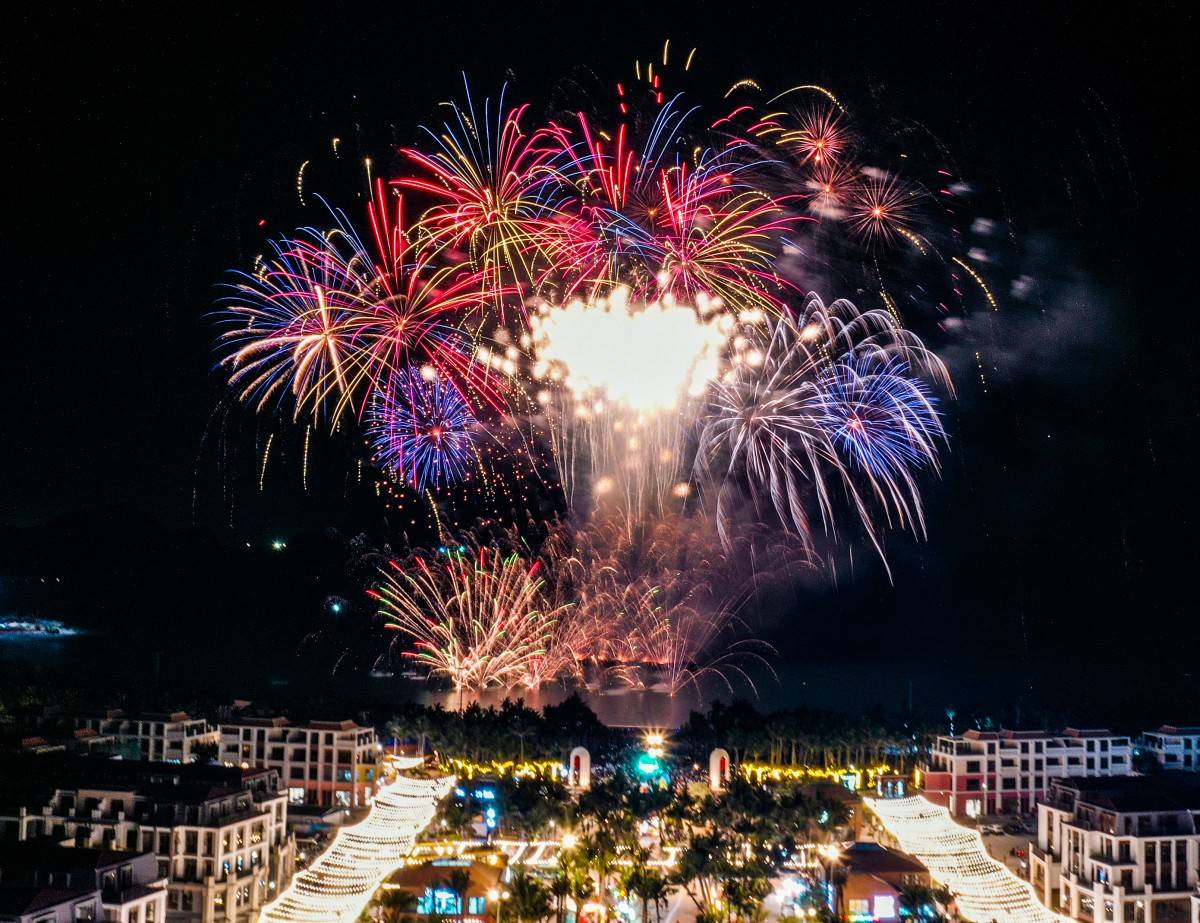 Cận cảnh lễ khai trương VUI-Fest Cát Bà: 