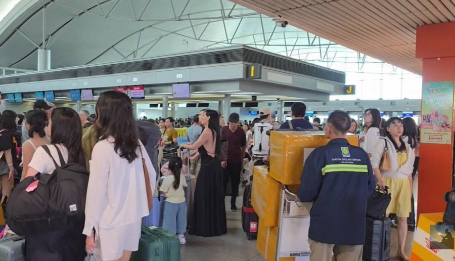 Sân bay quá tải, giá vé tăng nóng, cao tốc mới thành lựa chọn vàng cho du lịch nội địa