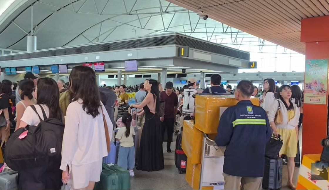 Sân bay Tân Sơn Nhất (SGN) thường xuyên quá tải, đặc biệt trong các dịp lễ, Tết do lượng hành khách vượt xa công suất thiết kế (nhà ga quốc nội quá tải hơn 1,7 lần). Tình trạng này gây ùn tắc tại khu vực check-in, soi chiếu an ninh.