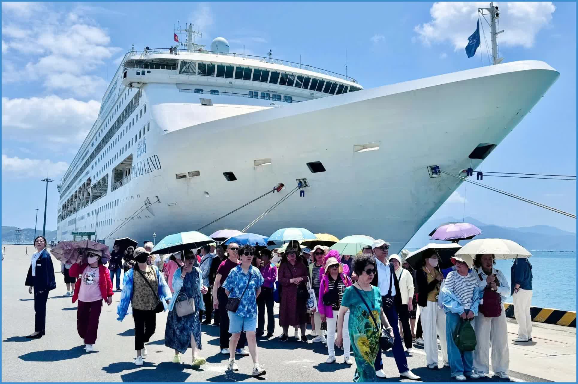 Tàu biển quốc tế Piano Land và Seven Seas Navigator cùng 2.000 du khách đến Khánh Hòa