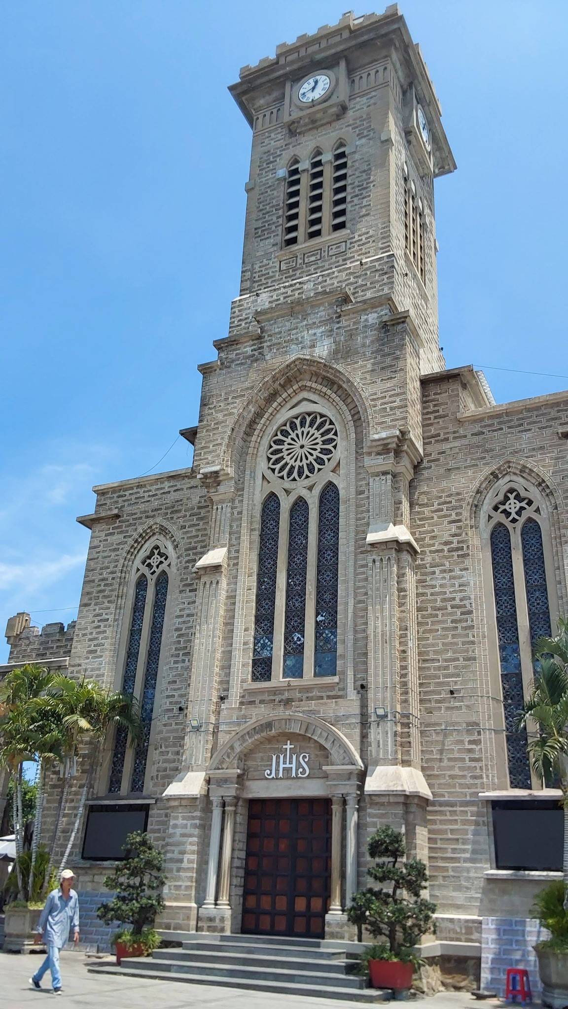 Tàu biển quốc tế Piano Land và Seven Seas Navigator cùng 2.000 du khách đến Khánh Hòa