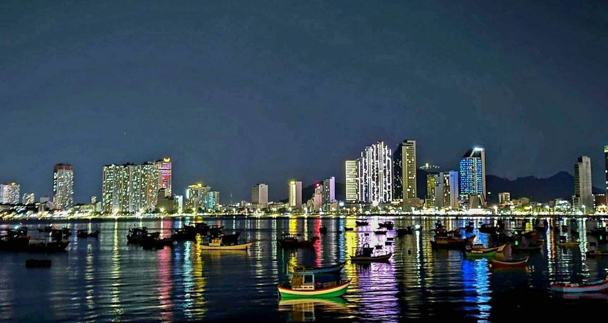 Tàu biển quốc tế Piano Land và Seven Seas Navigator cùng 2.000 du khách đến Khánh Hòa