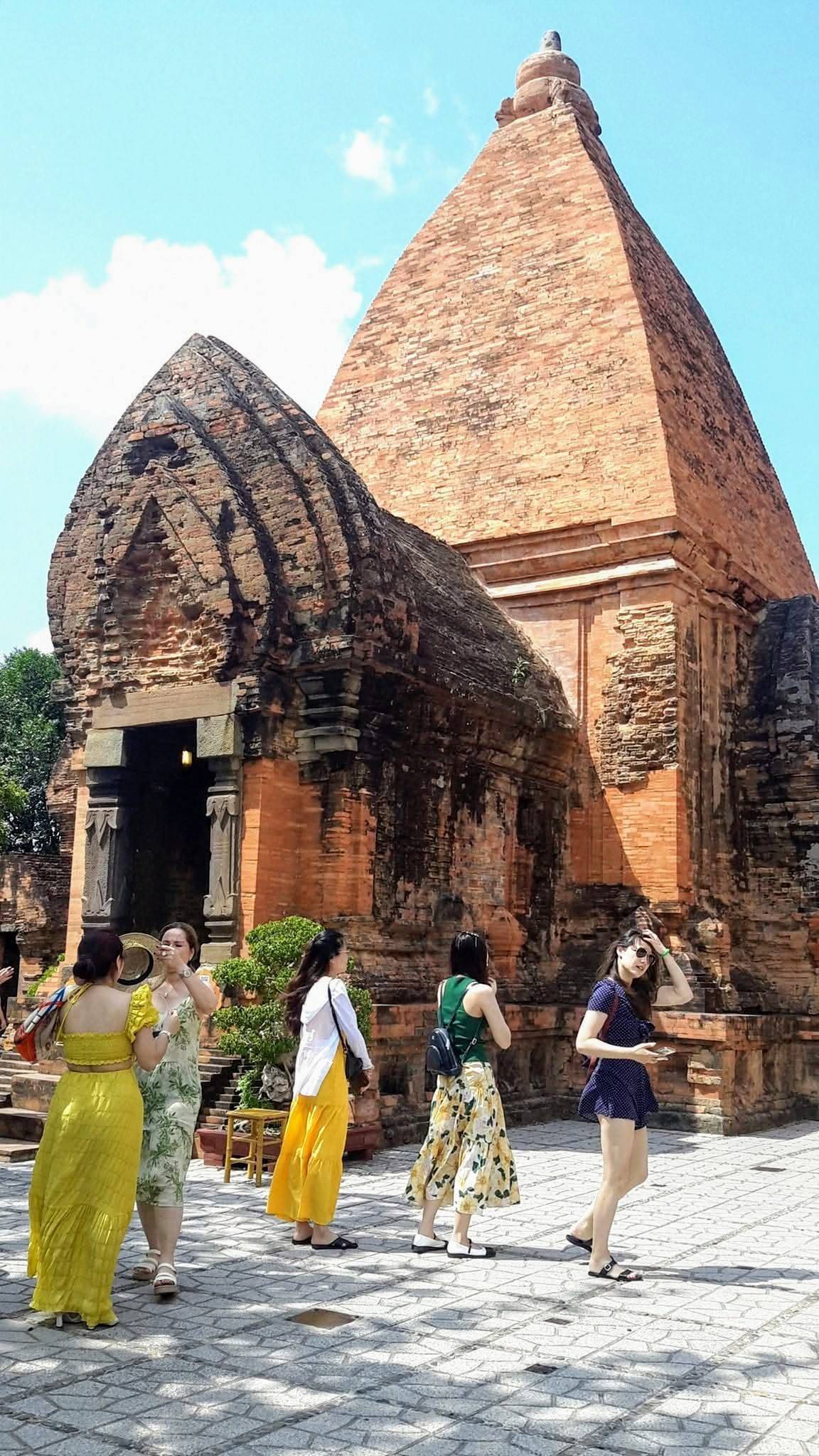 Tàu biển quốc tế Piano Land và Seven Seas Navigator cùng 2.000 du khách đến Khánh Hòa