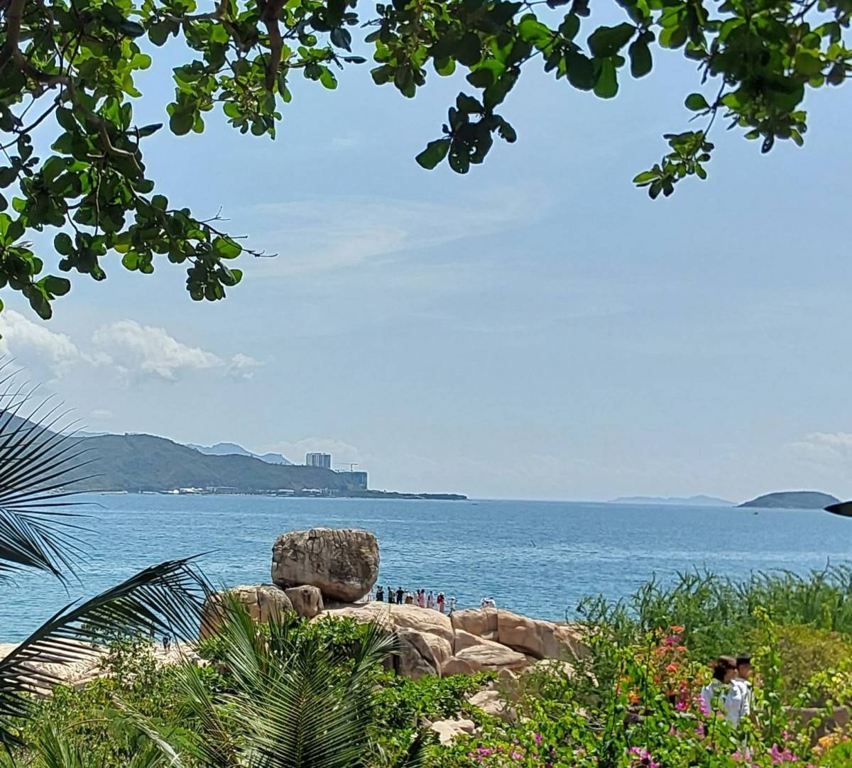 Tàu biển quốc tế Piano Land và Seven Seas Navigator cùng 2.000 du khách đến Khánh Hòa