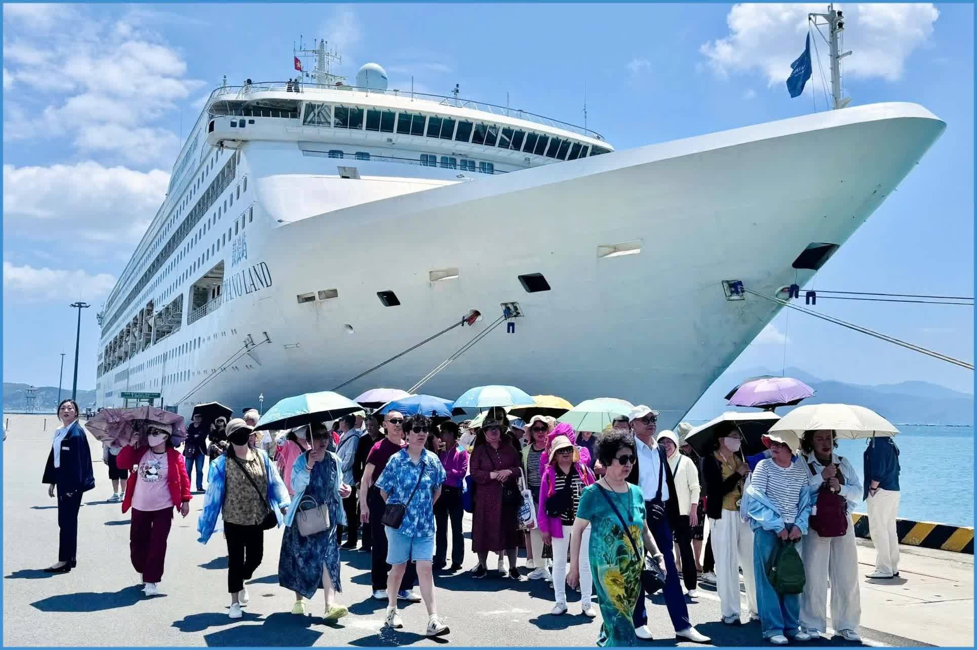 Tàu biển quốc tế Piano Land và Seven Seas Navigator cùng 2.000 du khách đến Khánh Hòa