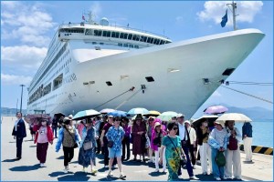 Tàu biển quốc tế Piano Land và Seven Seas Navigator cùng 2.000 du khách đến Khánh Hòa