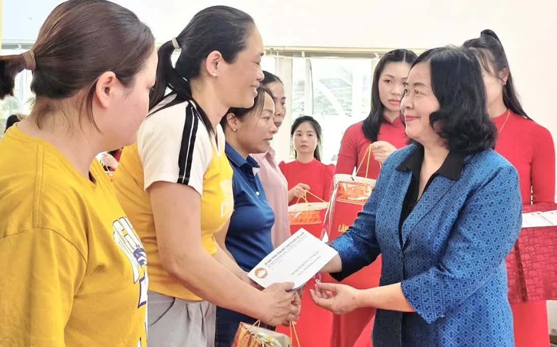 Lãnh đạo Ủy ban Trung ương MTTQ Việt Nam thăm, tặng quà hộ chính sách, người nghèo tại Thanh Hóa