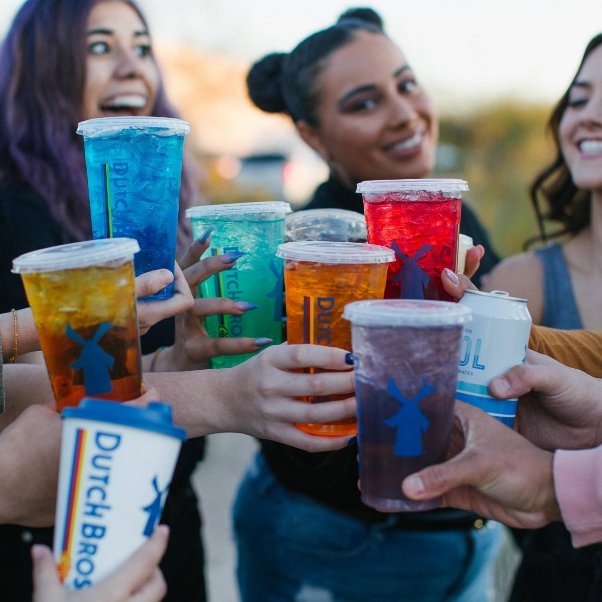  Travis Boersma chọn xây dựng thứ không thể sao chép: văn hóa. Và có lẽ, đó mới là lý do vì sao từ một chiếc xe kéo nhỏ, Dutch Bros có thể trở thành một đế chế tỷ đô, không chỉ bán cà phê, mà bán cả cảm xúc.