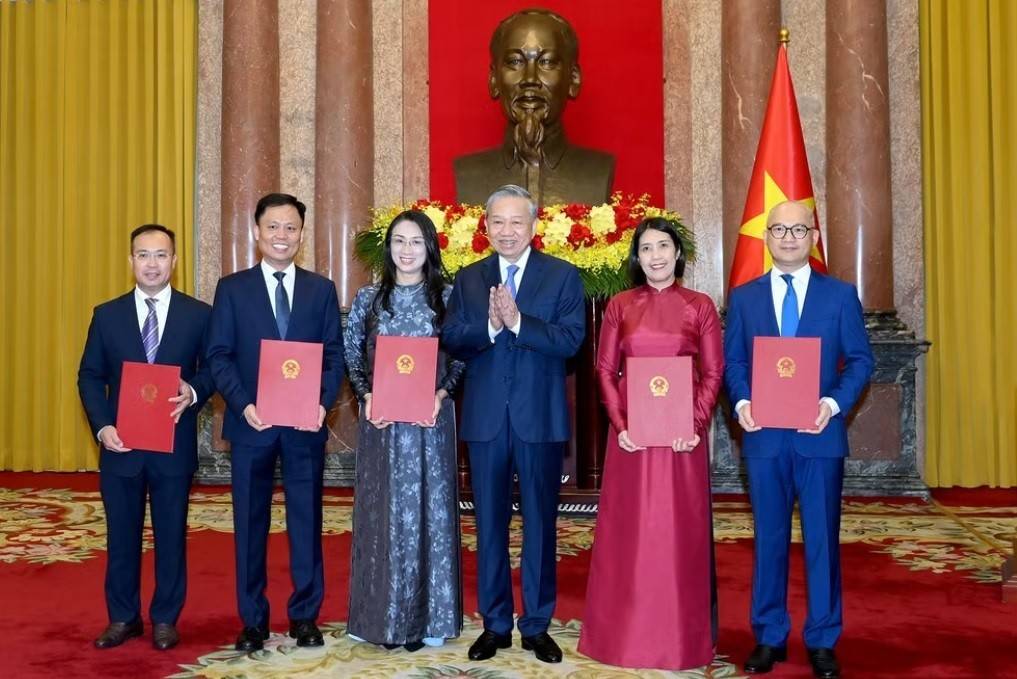 Tổng Bí thư, Chủ tịch nước Tô Lâm trao Quyết định bổ nhiệm 5 Đại sứ nước Cộng hòa xã hội chủ nghĩa Việt Nam tại nước ngoài (Ảnh: https://nhandan.vn).
