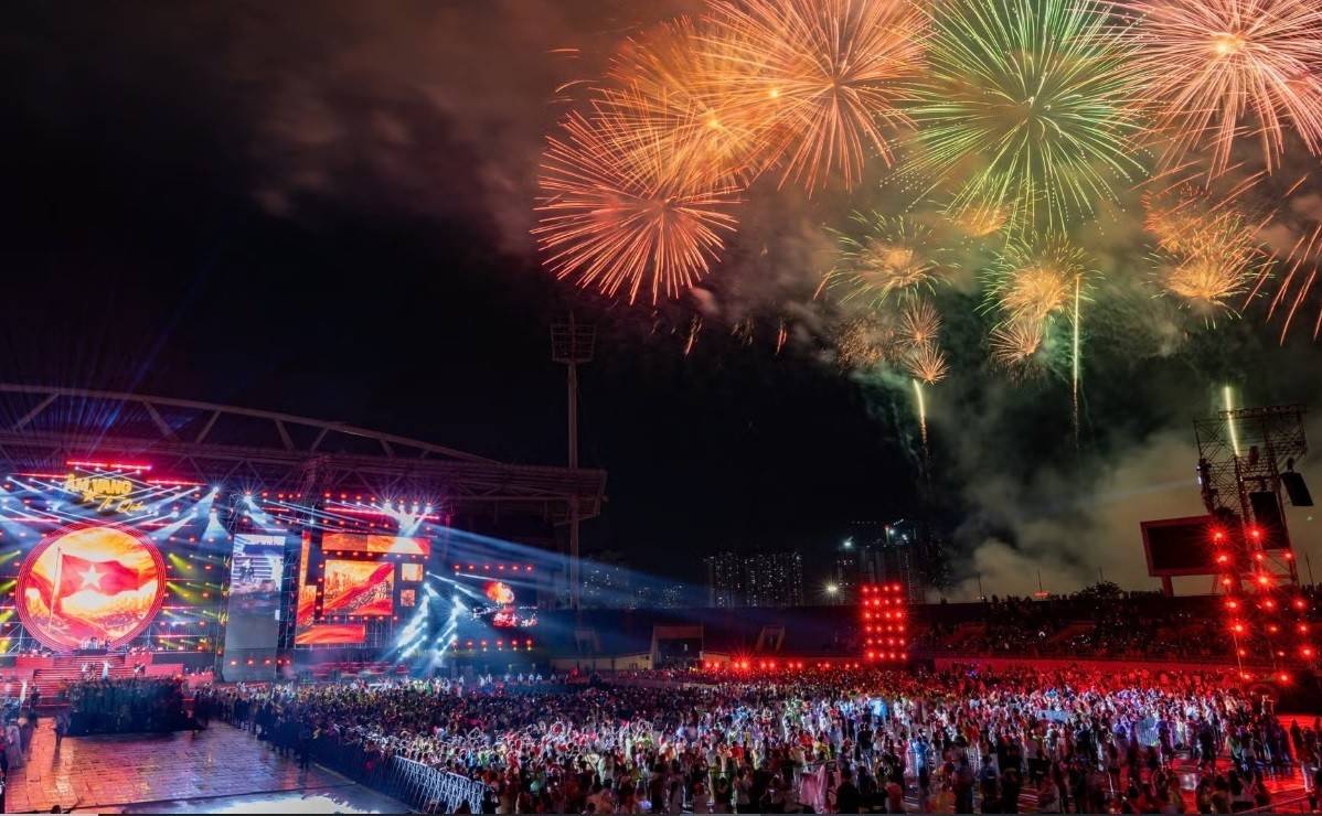 Xen kẽ giữa các nội dung trong chương trình là những màn pháo hoa rực rỡ trên nền trời Sân vận động Mỹ Đình. Buổi tối, trời mưa nặng hạt cũng không thể làm giảm nhiệt huyết và sự hào hứng của hơn 40 nghìn khán giả tại đây.