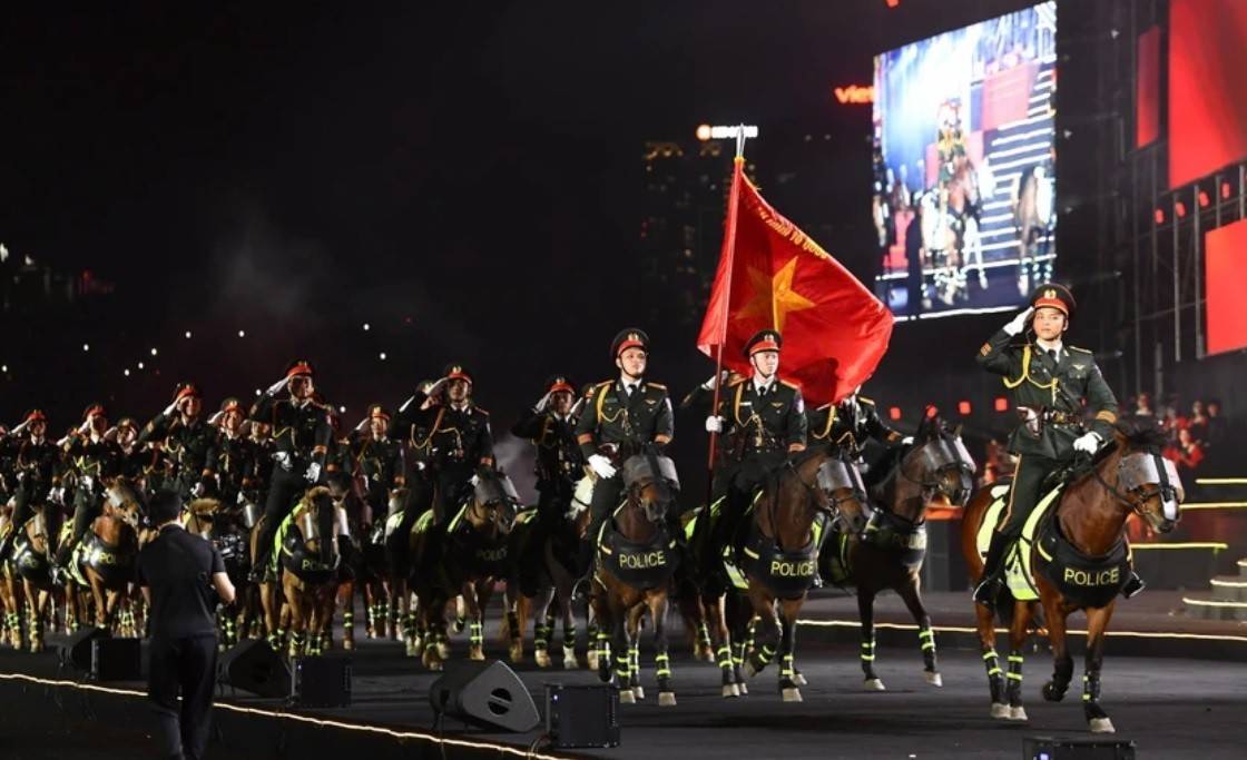 Điểm nhấn giàu tính biểu tượng là phân cảnh Bình yên Tổ quốc với màn diễu binh kết hợp biểu diễn thực cảnh của hơn 1.000 cán bộ, chiến sĩ. Hình tượng người lính thời bình hiện lên gần gũi, trang nghiêm, khắc họa rõ nét vai trò gìn giữ chủ quyền, bảo đảm an ninh trật tự.