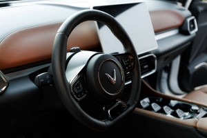 Ghế cơ trưởng, không gian rộng thoáng, nhiều đặc quyền hậu mãi, chủ xe nhận xét VinFast VF 9 “không thua gì xe sang”