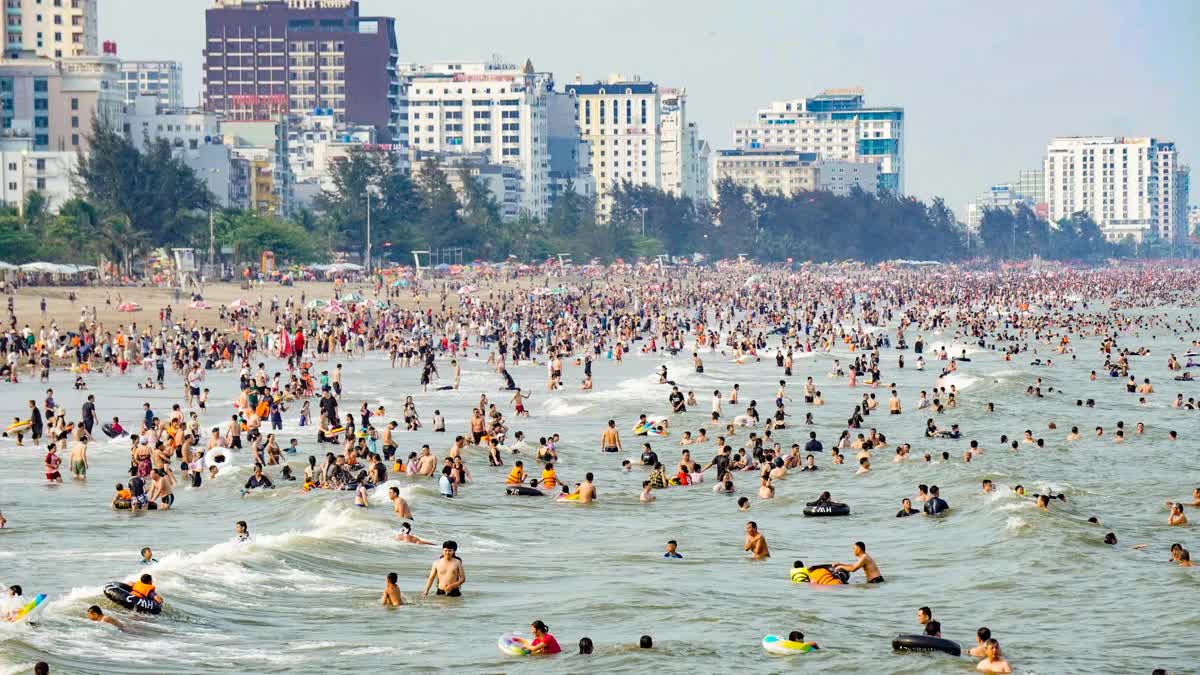 Bãi biển Sầm Sơn là một trong những bãi biển đẹp nhất Việt Nam