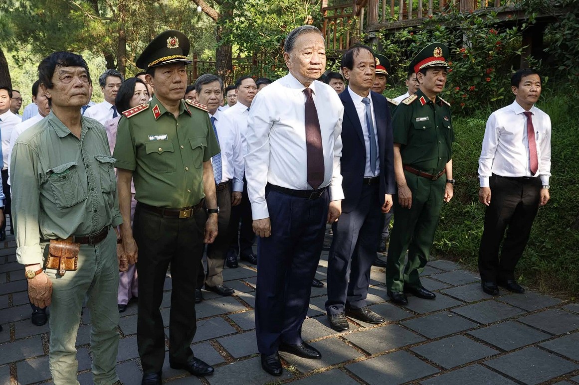 Tổng Bí thư, Chủ tịch nước Tô Lâm dâng hương tưởng niệm Đại tướng Võ Nguyên Giáp và tri ân tại Bến phà Gianh