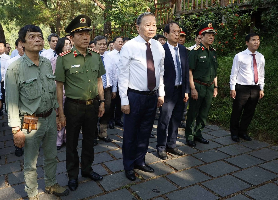 Tổng Bí thư, Chủ tịch nước Tô Lâm dâng hương tưởng niệm Đại tướng Võ Nguyên Giáp và tri ân tại Bến phà Gianh