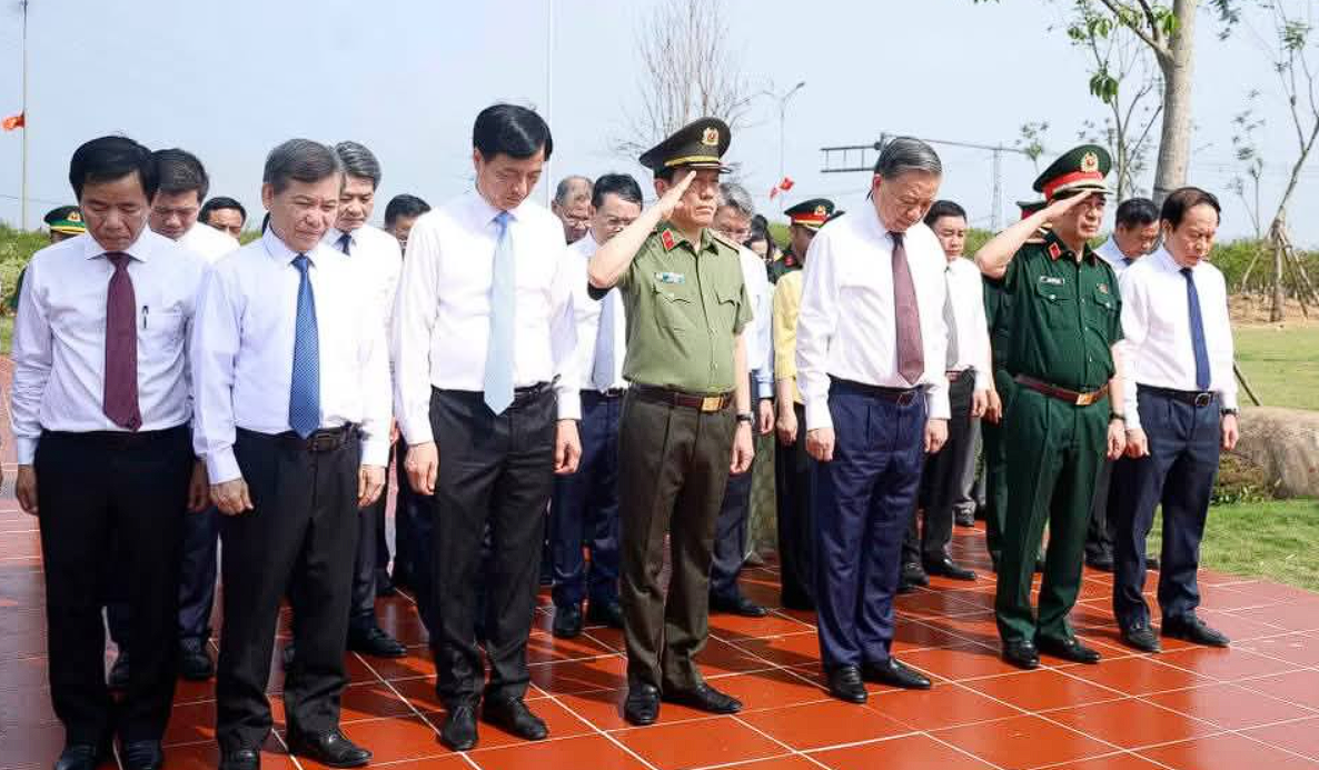 Tổng Bí thư, Chủ tịch nước Tô Lâm dâng hương tưởng niệm Đại tướng Võ Nguyên Giáp và tri ân tại Bến phà Gianh