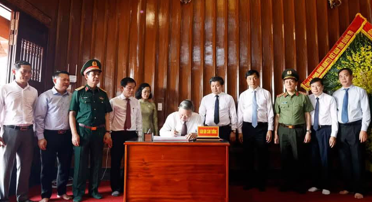 Tổng Bí thư, Chủ tịch nước Tô Lâm dâng hương tưởng niệm Đại tướng Võ Nguyên Giáp và tri ân tại Bến phà Gianh