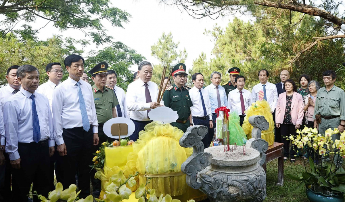 Tổng Bí thư, Chủ tịch nước Tô Lâm dâng hương tưởng niệm Đại tướng Võ Nguyên Giáp và tri ân tại Bến phà Gianh