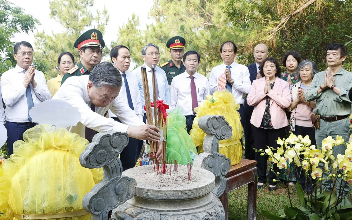 Tổng Bí thư, Chủ tịch nước Tô Lâm dâng hương tưởng niệm Đại tướng Võ Nguyên Giáp và tri ân tại Bến phà Gianh