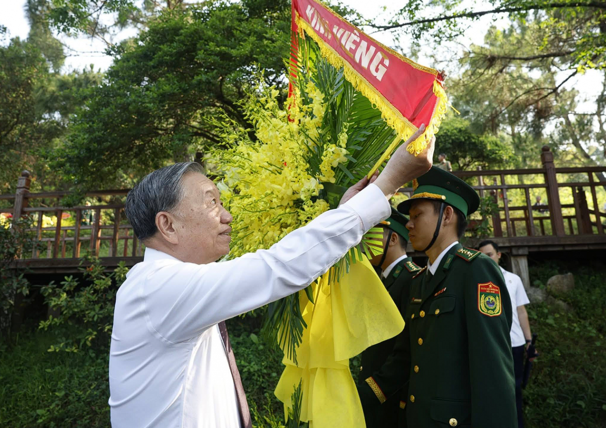 Tổng Bí thư, Chủ tịch nước Tô Lâm dâng hương tưởng niệm Đại tướng Võ Nguyên Giáp và tri ân tại Bến phà Gianh