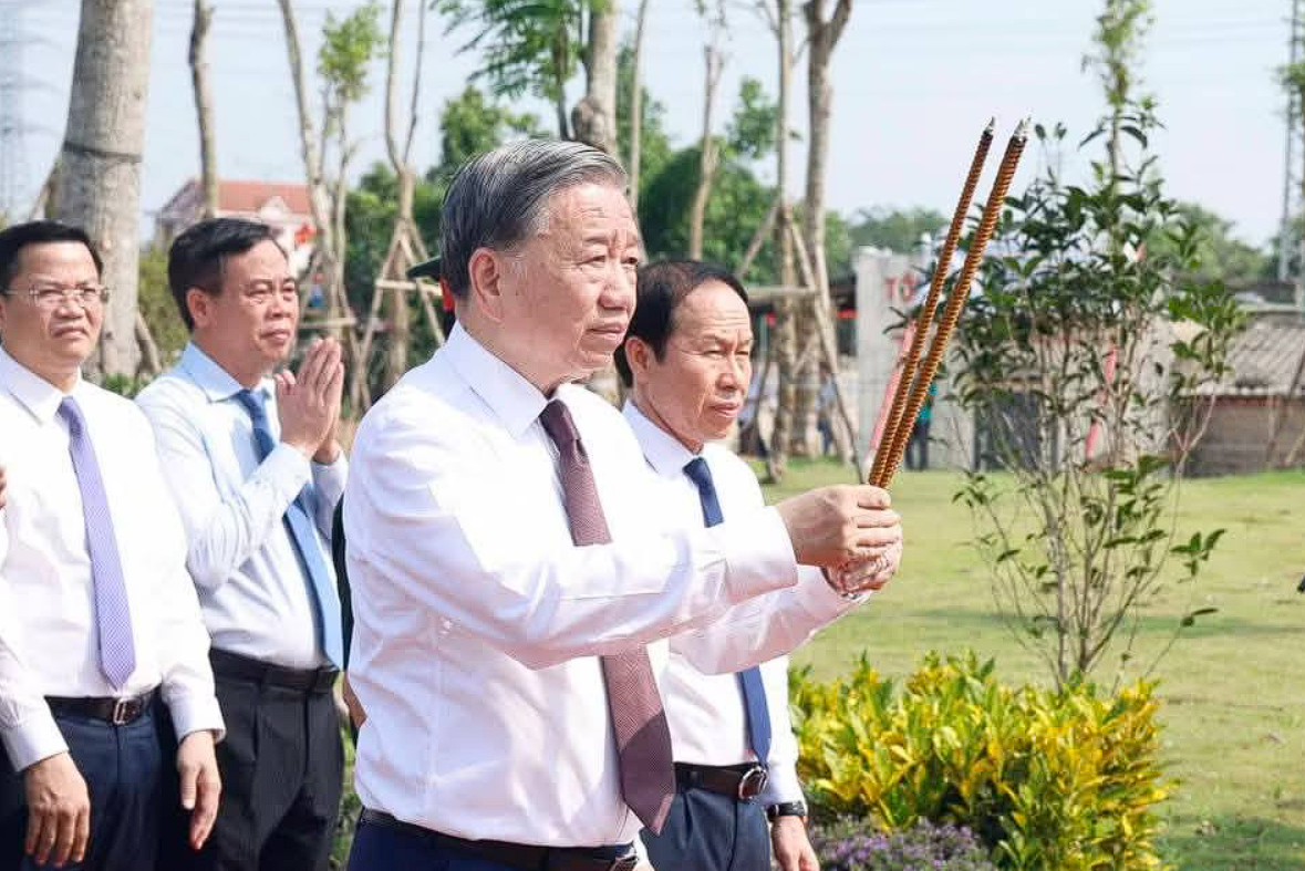 Tổng Bí thư, Chủ tịch nước Tô Lâm dâng hương tưởng niệm Đại tướng Võ Nguyên Giáp và tri ân tại Bến phà Gianh