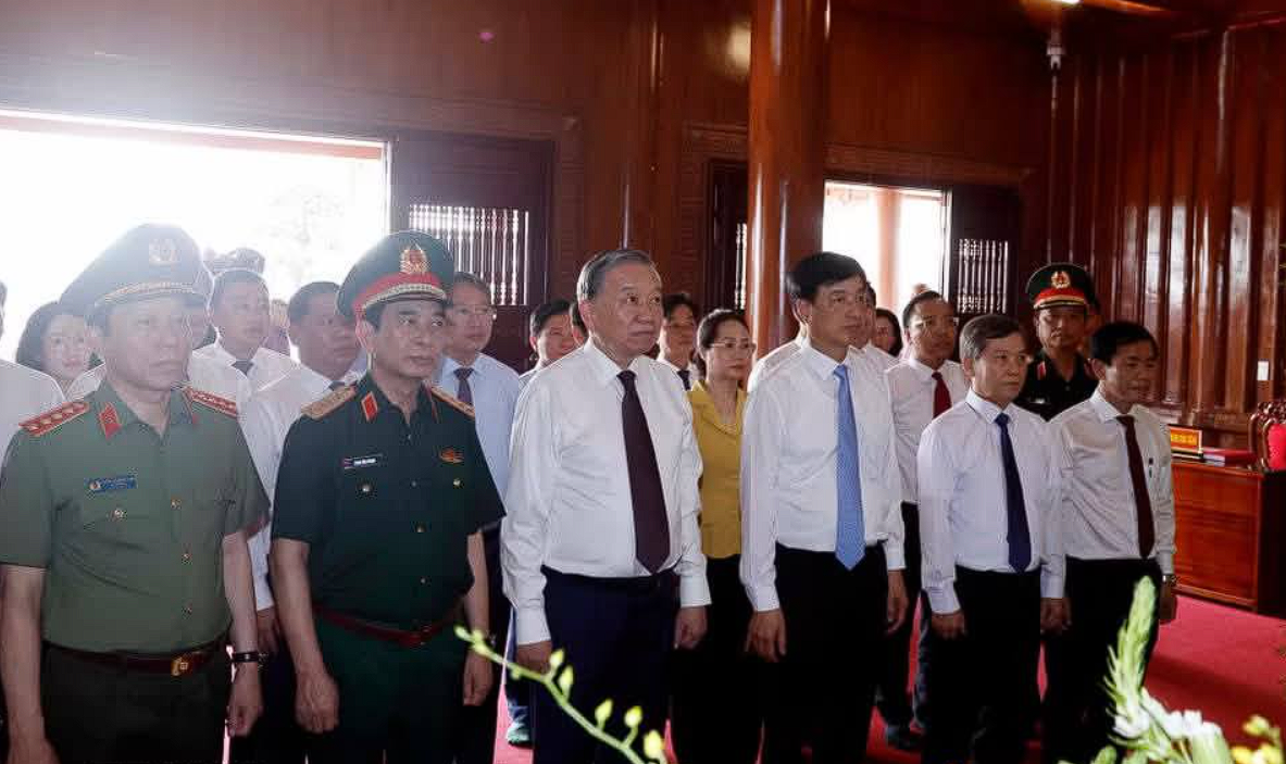 Tổng Bí thư, Chủ tịch nước Tô Lâm dâng hương tưởng niệm Đại tướng Võ Nguyên Giáp và tri ân tại Bến phà Gianh
