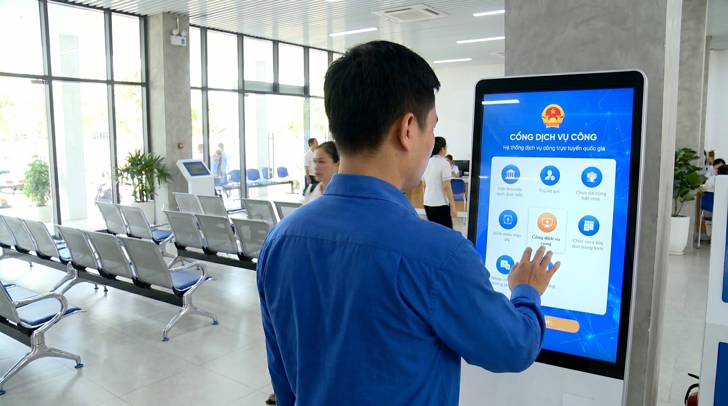 Cắt “gánh nặng” hồ sơ giấy, VCCI đề xuất bỏ yêu cầu đối chứng khi đã xác thực điện tử