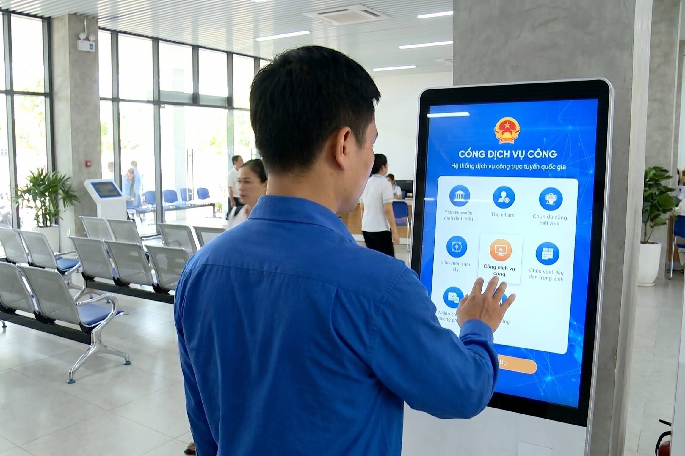 Cắt “gánh nặng” hồ sơ giấy, VCCI đề xuất bỏ yêu cầu đối chứng khi đã xác thực điện tử