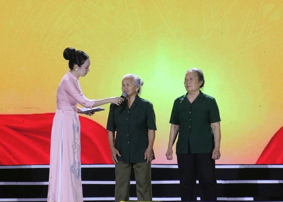 2 nhân chứng lịch sử là bà Đặng Thị Doanh và bà Đặng Thị Toán, cựu TNXP Tổ 4, đơn vị C271, đội 27 tại “Lửa thiêng trong đá”