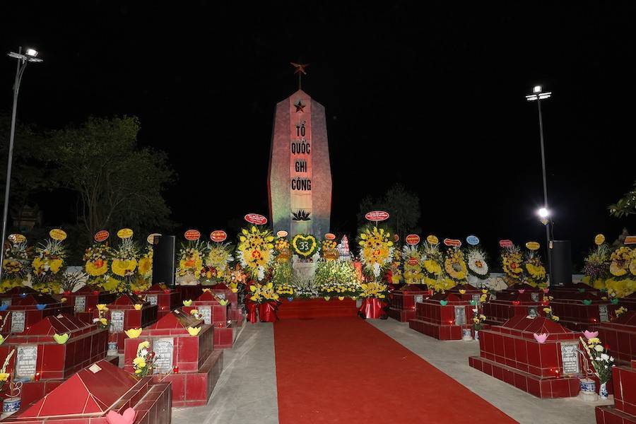 Nghĩa trang liệt sĩ đường sắt là nơi an nghỉ vĩnh hằng của các liệt sĩ TNXP hy sinh tại Hang Hỏa Tiễn ngày 28/4/1966